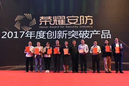 元亨光電小間距榮獲年度創(chuàng)新、明星產(chǎn)品獎(jiǎng)